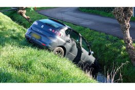 Auto belandt met neus in sloot, geen bestuurder te bekennen