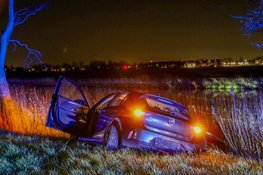 Twee gewonden en veel schade na frontale botsing op N248