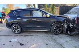 Botsing op Oosterdijk in Dirkshorn, auto’s belanden in tuin