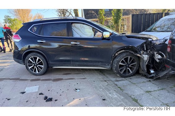 Botsing op Oosterdijk in Dirkshorn, auto’s belanden in tuin