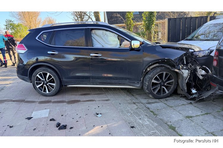 Botsing op Oosterdijk in Dirkshorn, auto’s belanden in tuin