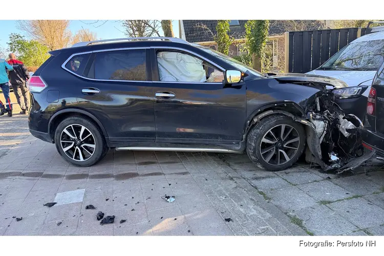 Botsing op Oosterdijk in Dirkshorn, auto’s belanden in tuin