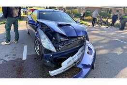 Botsing op Oosterdijk in Dirkshorn, auto’s belanden in tuin