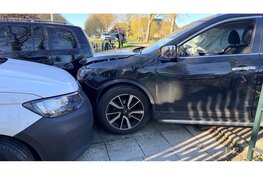 Botsing op Oosterdijk in Dirkshorn, auto’s belanden in tuin