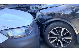 Botsing op Oosterdijk in Dirkshorn, auto’s belanden in tuin