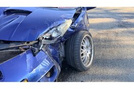 Botsing op Oosterdijk in Dirkshorn, auto’s belanden in tuin