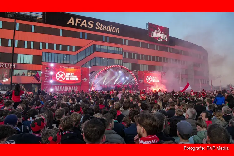 Uitzinnige menigte op de been bij huldiging van bekerwinnaar AZ