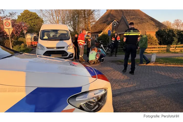 Vrouw naar ziekenhuis na botsing met koeriersbus in Warmenhuizen