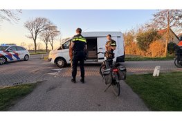 Vrouw naar ziekenhuis na botsing met koeriersbus in Warmenhuizen