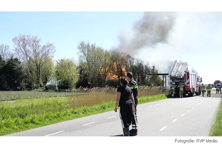 Grote brand in monumentale stolpboerderij na overslag in Callantsoog