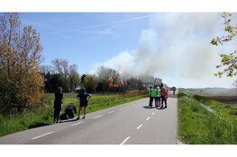 Grote brand in monumentale stolpboerderij na overslag in Callantsoog