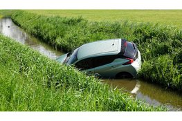 Personenauto belandt in sloot Warmenhuizen