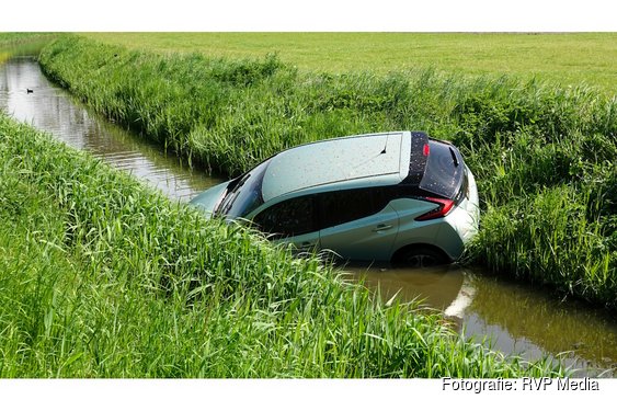 Personenauto belandt in sloot Warmenhuizen