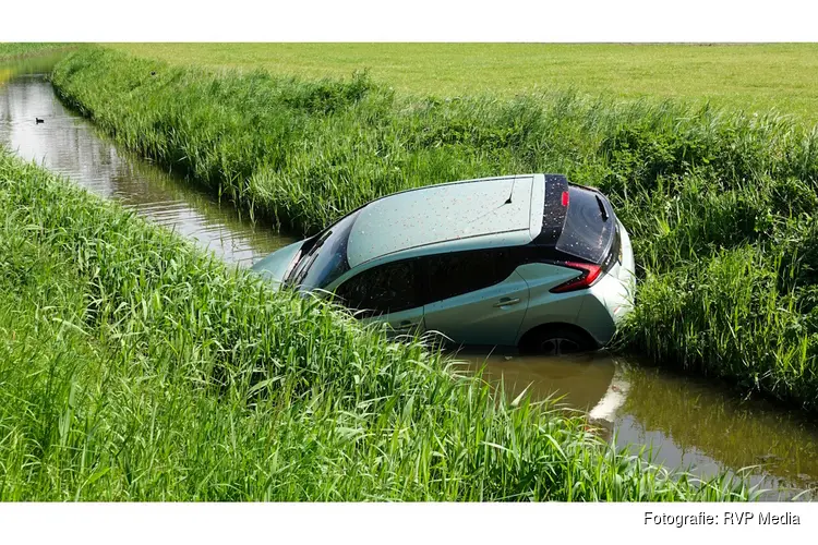 Personenauto belandt in sloot Warmenhuizen