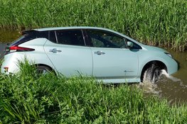 Personenauto belandt in sloot Warmenhuizen