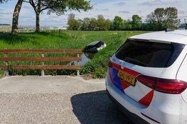 Personenauto belandt in sloot Warmenhuizen