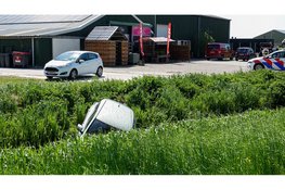 Personenauto belandt in sloot Warmenhuizen