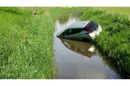 Personenauto belandt in sloot Warmenhuizen