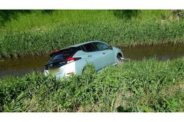 Personenauto belandt in sloot Warmenhuizen