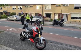 Twee motorrijders botsen in Schagen