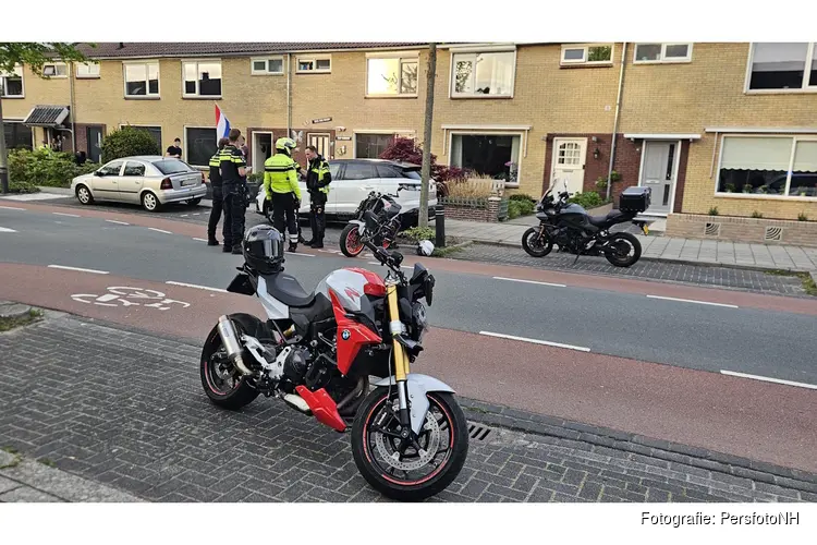 Twee motorrijders botsen in Schagen