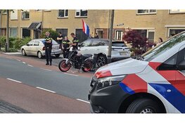 Twee motorrijders botsen in Schagen