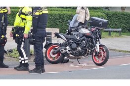 Twee motorrijders botsen in Schagen