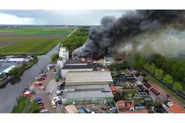 Grote uitslaande brand in Slootdorp zorgt voor flinke rookontwikkeling