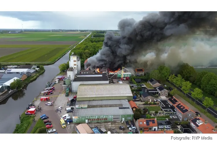 Grote uitslaande brand in Slootdorp zorgt voor flinke rookontwikkeling