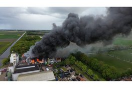 Grote uitslaande brand in Slootdorp zorgt voor flinke rookontwikkeling