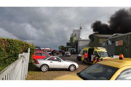 Grote uitslaande brand in Slootdorp zorgt voor flinke rookontwikkeling