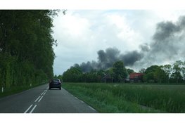 Grote uitslaande brand in Slootdorp zorgt voor flinke rookontwikkeling