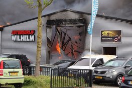 Zeer grote brand bij autobedrijf in Schagen