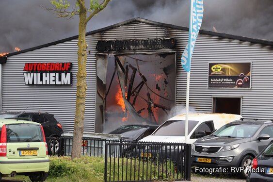 Zeer grote brand bij autobedrijf in Schagen