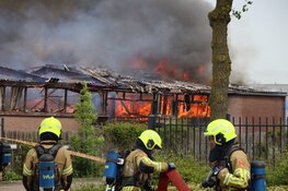 Zeer grote brand bij autobedrijf in Schagen