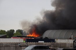 Zeer grote brand bij autobedrijf in Schagen