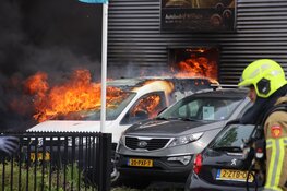Zeer grote brand bij autobedrijf in Schagen
