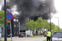 Zeer grote brand bij autobedrijf in Schagen