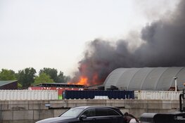 Zeer grote brand bij autobedrijf in Schagen