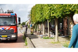 Bewoonster doet schuur open en ziet rookontwikkeling