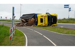 Vrachtwagen vol hout gekanteld op rotonde N239 bij Winkel