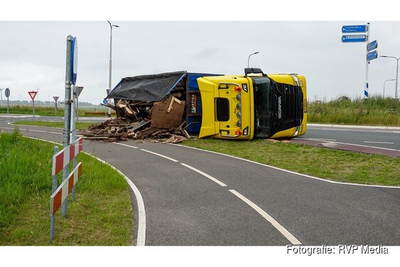 Vrachtwagen vol hout gekanteld op rotonde N239 bij Winkel