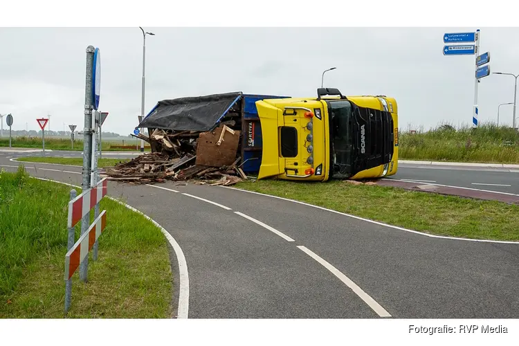 Vrachtwagen vol hout gekanteld op rotonde N239 bij Winkel