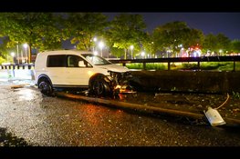 Automobilist botst tegen lantaarnpaal in Schagen