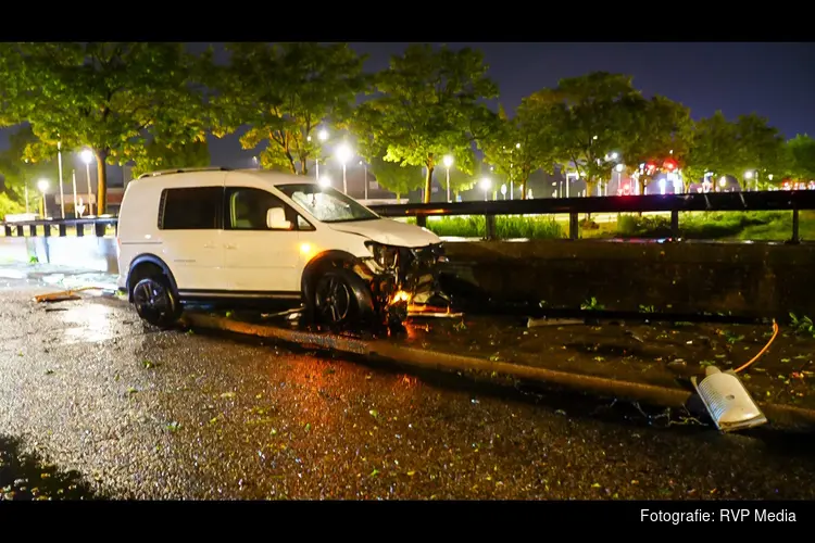 Automobilist botst tegen lantaarnpaal in Schagen