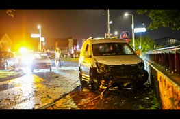 Automobilist botst tegen lantaarnpaal in Schagen