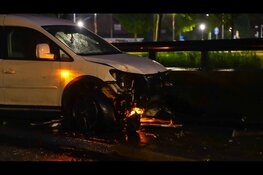 Automobilist botst tegen lantaarnpaal in Schagen