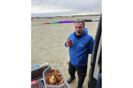 Brian en Gina van Kitecrew Ireland vliegeren voor het eerst boven Callantsoog