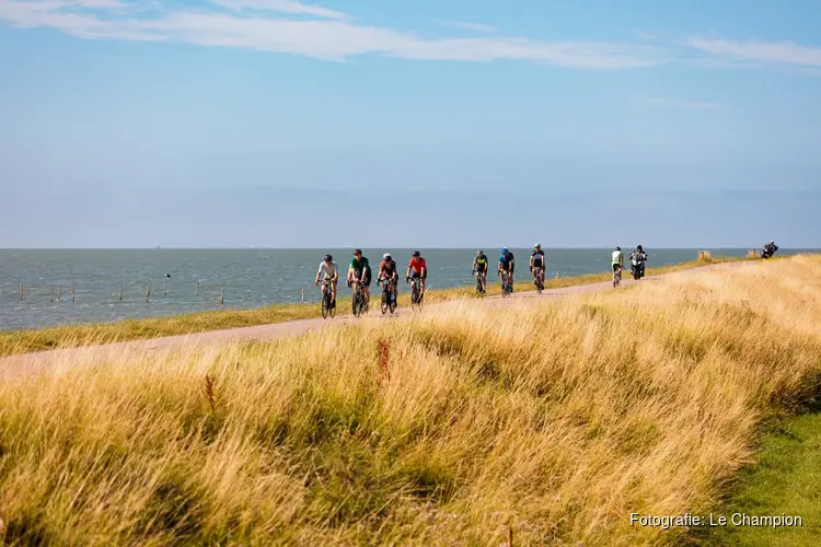 Zonnige dijkdag: ruim 1.600 fietsers genieten van jubileumeditie van de Ronde van de Westfriese Omringdijk