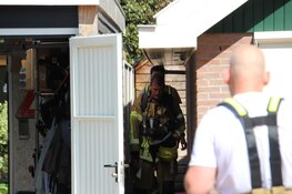 Schuur van woning vliegt in brand in Schagen
